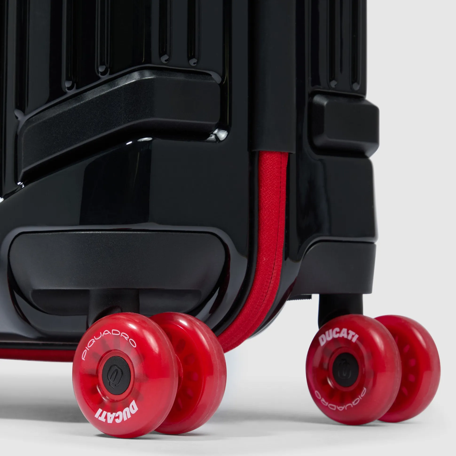 Cabin size, ultra slim hardside spinner | Shop Piquadro