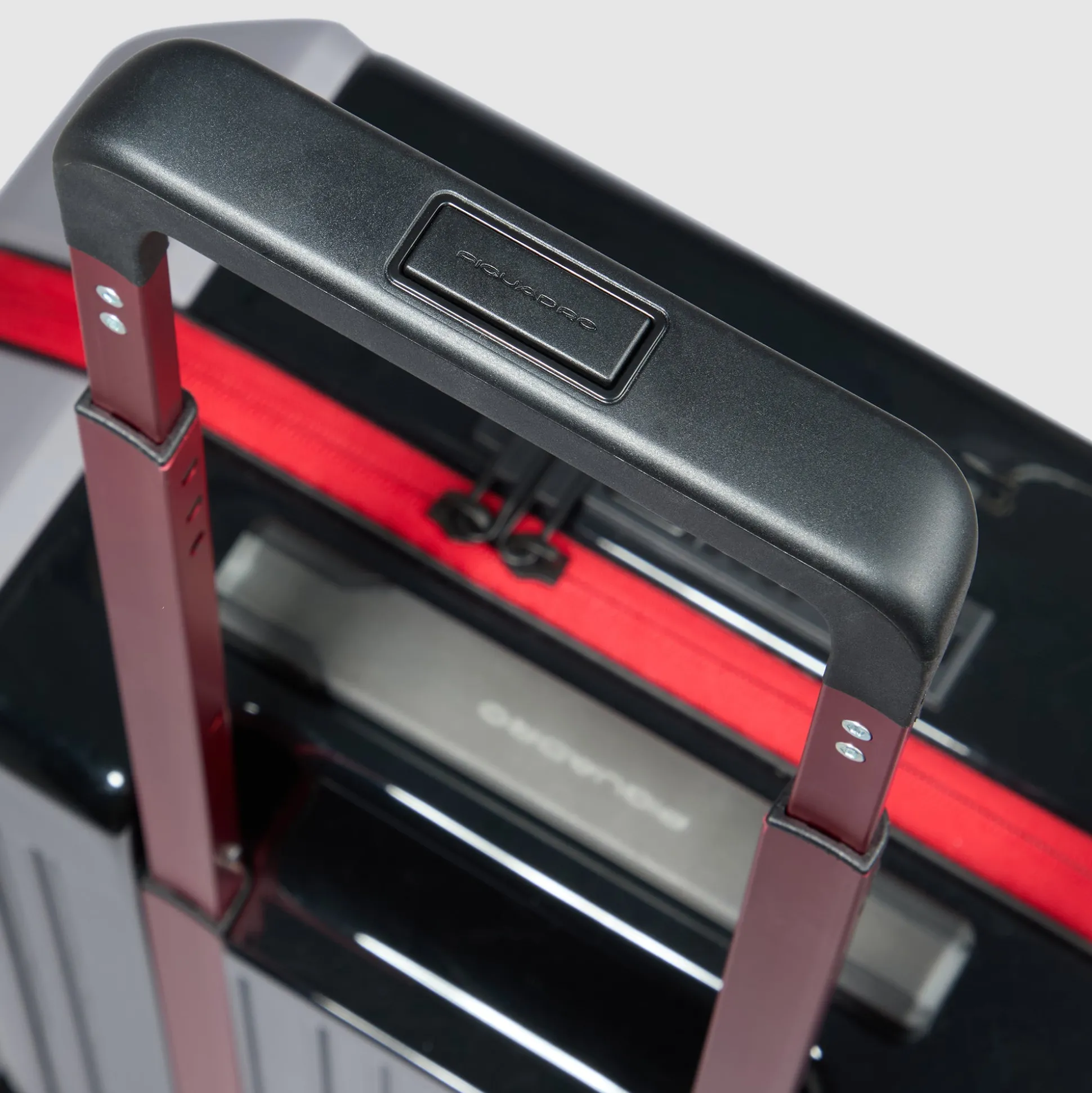 Cabin size, ultra slim hardside spinner | Shop Piquadro