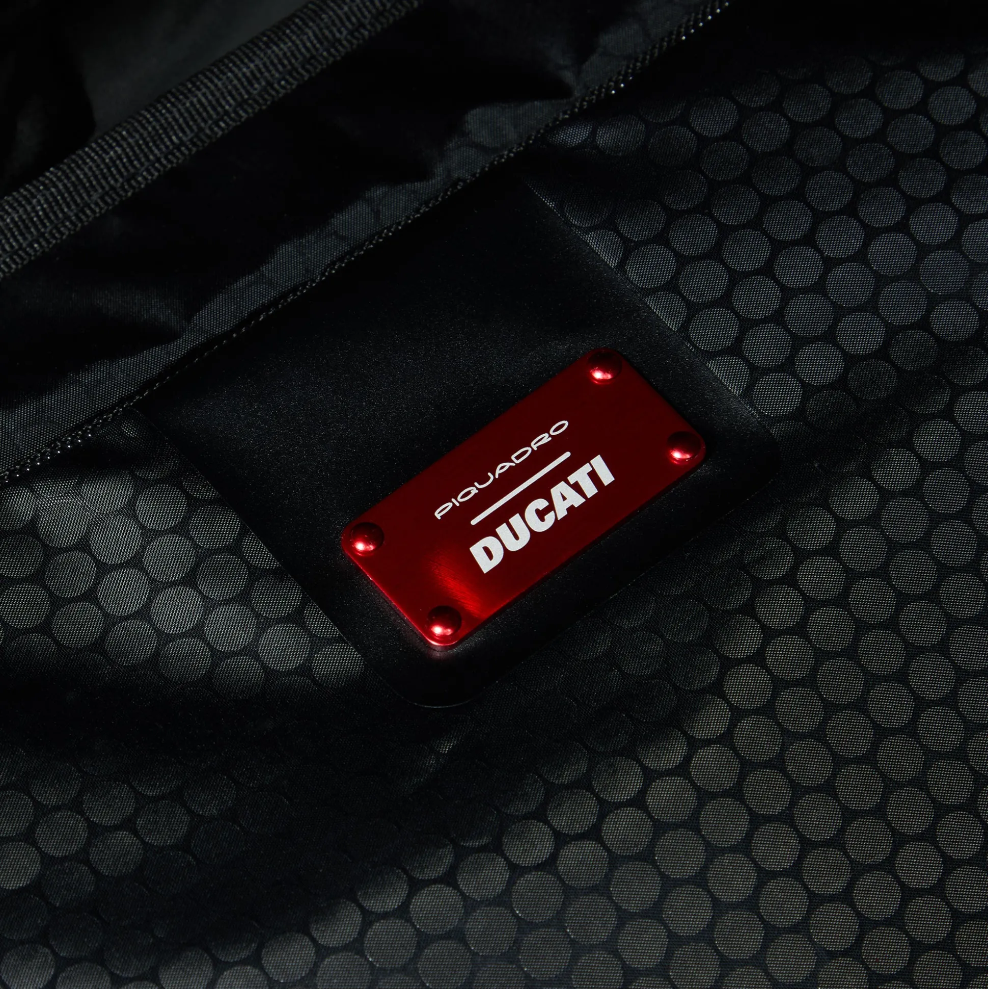 Cabin size, ultra slim hardside spinner | Shop Piquadro