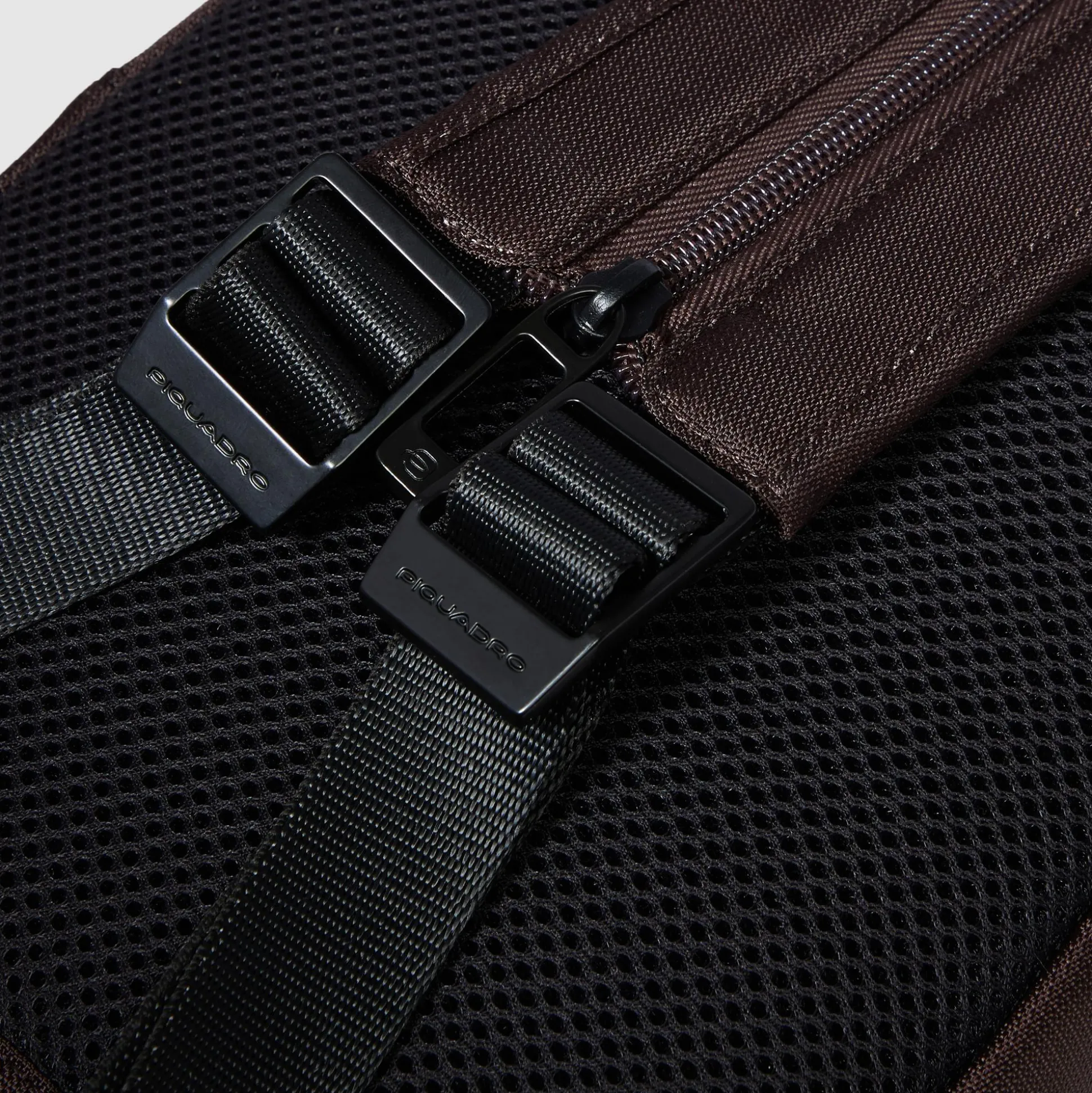 Sac de poitrine homme convertible en sac à dos